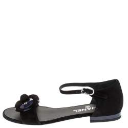 Pre Owned صندل فلات شانيل CC وردة كاميليا سير كاحل سويدي و جلد لامع أسود و بنفسجي مقاس 36.5