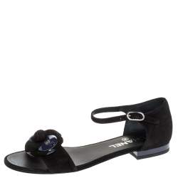 Pre Owned صندل فلات شانيل CC وردة كاميليا سير كاحل سويدي و جلد لامع أسود و بنفسجي مقاس 36.5