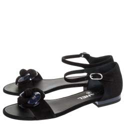 Pre Owned صندل فلات شانيل CC وردة كاميليا سير كاحل سويدي و جلد لامع أسود و بنفسجي مقاس 36.5