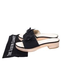 مملوكة مسبقًا صندل شانيل مزين وردة كاميليا نعل سميك خشبي كانفاس أسود مقاس 39