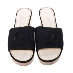 مملوكة مسبقًا صندل شانيل مزين وردة ك اميليا نعل سميك خشبي كانفاس أسود مقاس 39