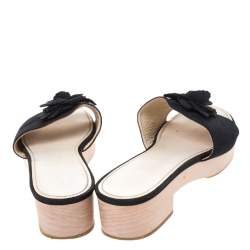 مملوكة مسبقًا صندل شانيل مزين وردة كاميليا نعل سميك خشبي كانفاس أسود مقاس 39