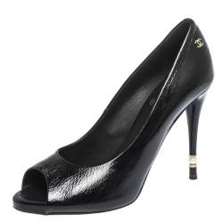 مملوكة مسبقًا حذاء كعب عالي شانيل مزخرف مقدمة مدببة جلد أسود لامع مقاس 40.5