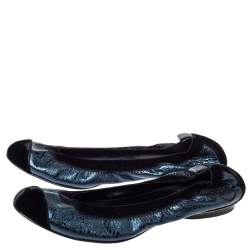 Pre Owned Chanel Metallic Blue Textured Leather And Black Velvet Scrunch CC Cap Toe Ballet Flats Size 38.5