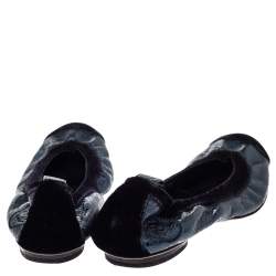 Pre Owned Chanel Metallic Blue Textured Leather And Black Velvet Scrunch CC Cap Toe Ballet Flats Size 38.5