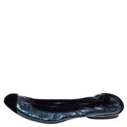 Pre Owned Chanel Metallic Blue Textured Leather And Black Velvet Scrunch CC Cap Toe Ballet Flats Size 38.5