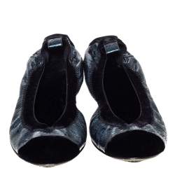 Pre Owned Chanel Metallic Blue Textured Leather And Black Velvet Scrunch CC Cap Toe Ballet Flats Size 38.5