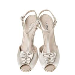 Pre Owned صندل شانيل مزين بشعار الماركة بسير حرف تي سي سي و بفيونكة و بمقدمة مفتوحة و بسير كاحل ساتان كريمي مقاس 40