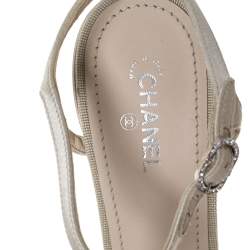 Pre Owned صندل شانيل مزين بشعار الماركة بسير حرف تي سي سي و بفيونكة و بمقدمة مفتوحة و بسير كاحل ساتان كريمي مقاس 40