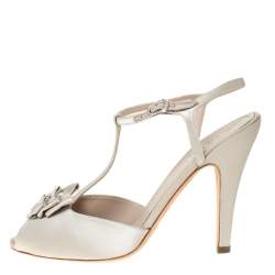 Pre Owned صندل شانيل مزين بشعار الماركة بسير حرف تي سي سي و بفيونكة و بمقدمة مفتوحة و بسير كاحل ساتان كريمي مقاس 40