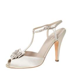 Pre Owned صندل شانيل مزين بشعار الماركة بسير حرف تي سي سي و بفيونكة و بمقدمة مفتوحة و بسير كاحل ساتان كريمي مقاس 40