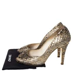 Pre Owned حذاء كعب عالي شانيل بمقدمة مفتوحة جلد ثعبان ذهبي ميتاليك مقاس 38