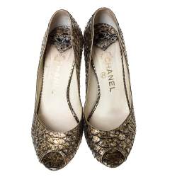 Pre Owned حذاء كعب عالي شانيل بمقدمة مفتوحة جلد ثعبان ذهبي ميتاليك مقاس 38