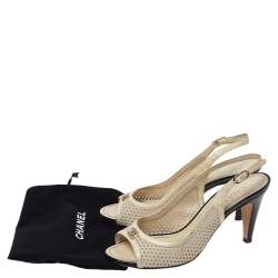 Pre Owned صندل شانيل مزين بشعار الماركة سي سي بمقدمة مفتوحة و بفتحة كعب جلد قصات ليزر أبيض مقاس 37.5