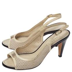 Pre Owned صندل شانيل مزين بشعار الماركة سي سي بمقدمة مفتوحة و بفتحة كعب جلد قصات ليزر أبيض مقاس 37.5