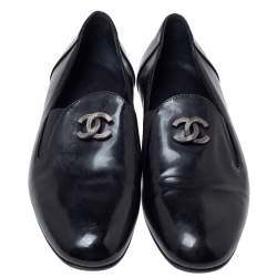 Pre Owned حذاء لوفرز شانيل بطراز سليب أون و مزين بشعار الماركة سي سي جلد أسود مقاس 35.5