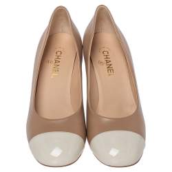 مملوكة مسبقًا حذاء كعب عالي شانيل كعب عريض غطاء مقدمة جلد لامع أبيض وجلد بيج مقاس 41