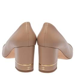 مملوكة مسبقًا حذاء كعب عالي شانيل كعب عريض غطاء مقدمة جلد لامع أبيض وجلد بيج مقاس 41