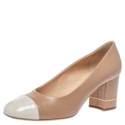 مملوكة مسبقًا حذاء كعب عالي شانيل كعب عريض غطاء م قدمة جلد لامع أبيض وجلد بيج مقاس 41