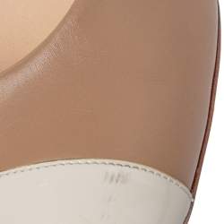 مملوكة مسبقًا حذاء كعب عالي شانيل كعب عريض غطاء مقدمة جلد لامع أبيض وجلد بيج مقاس 41