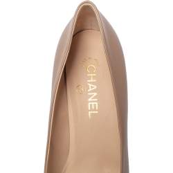 مملوكة مسبقًا حذاء كعب عالي شانيل كعب عريض غطاء مقدمة جلد لامع أبيض وجلد بيج مقاس 41