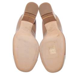 مملوكة مسبقًا حذاء كعب عالي شانيل كعب عريض غطاء مقدمة جلد لامع أبيض وجلد بيج مقاس 41