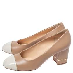 مملوكة مسبقًا حذاء كعب عالي شانيل كعب عريض غطاء مقدمة جلد لامع أبيض وجلد بيج مقاس 41