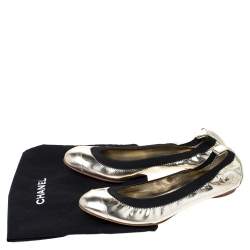 مملوكة مسبقًا حذاء فلات باليه شانيل مطاطي مجعد سي سي جلد لامع أسود/ ذهبي مقاس 38.5