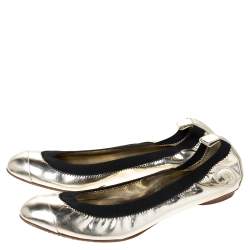 مملوكة مسبقًا حذاء فلات باليه شانيل مطاطي مجعد سي سي جلد لامع أسود/ ذهبي مقاس 38.5