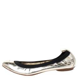 مملوكة مسبقًا حذاء فلات باليه شانيل مطاطي مجعد سي سي جلد لامع أسود/ ذهبي مقاس 38.5