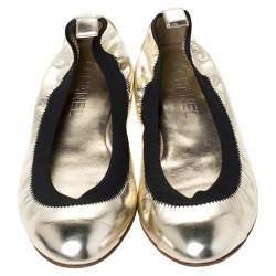 مملوكة مسبقًا حذاء فلات باليه شانيل مطاطي مجعد سي سي جلد لامع أسود/ ذهبي مقاس 38.5