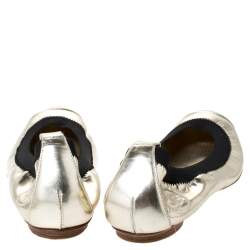 مملوكة مسبقًا حذاء فلات باليه شانيل مطاطي مجعد سي سي جلد لامع أسود/ ذهبي مقاس 38.5