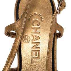 مملوكة مسبقًا Chanel Two Tone Leather And Fabric Cap Toe Slingback Sandals Size 39.5