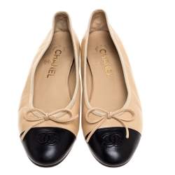 Pre Owned حذاء باليرينا فلات شانيل فيونكة سى سى جلد أسود / بيج مقاس 37.5