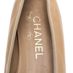 Pre Owned حذاء باليرينا فلات شانيل فيونكة سى سى جلد أسود / بيج مقاس 37.5