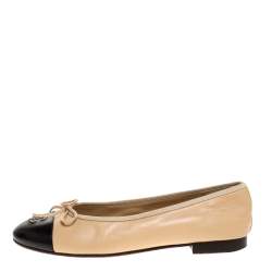 Pre Owned حذاء باليرينا فلات شانيل فيونكة سى سى جلد أسود / بيج مقاس 37.5