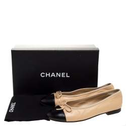 Pre Owned حذاء باليرينا فلات شانيل فيونكة سى سى جلد أسود / بيج مقاس 37.5