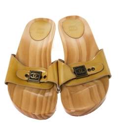 Pre Owned صندل سلايدز شانيل كلوغ خشبي جلد أصفر لامع مقاس 41