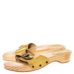 Pre Owned صندل سلايدز شانيل كلوغ خشبي جلد أصفر لامع مقاس 41