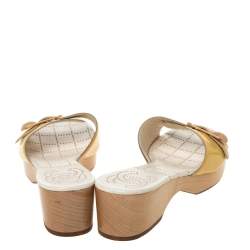 مملوكة مسبقًا سلايدز شانيل كلوغ خشبي فينتدج جلد لامع أصفر مقاس 40