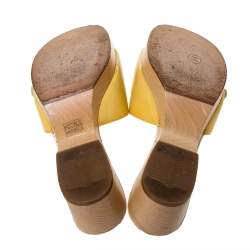 مملوكة مسبقًا سلايدز شانيل كلوغ خشبي فينتدج جلد لامع أصفر مقاس 40