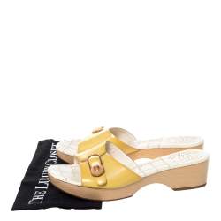 مملوكة مسبقًا سلايدز شانيل كلوغ خشبي فينتدج جلد لامع أصفر مقاس 40