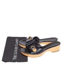 مملوكة مسبقًا Chanel Black Patent Leather CC Buckle Detail Wooden Clog Slides Size 40