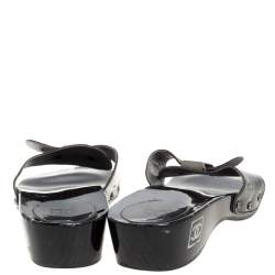 مملوكة مسبقًا صندل سلايدز شانيل كلوغ خشبي فينتدج جلد لامع أسود مقاس 41