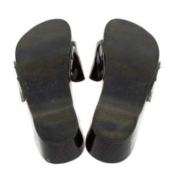 مملوكة مسبقًا صندل سلايدز شانيل كلوغ خشبي فينتدج جلد لامع أسود مقاس 41