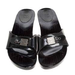 مملوكة مسبقًا صندل سلايدز شانيل كلوغ خشبي فينتدج جلد لامع أسود مقاس 41