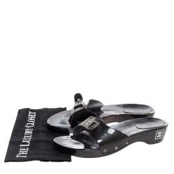 مملوكة مسبقًا صندل سلايدز شانيل كلوغ خشبي فينتدج جلد لامع أسود مقاس 41