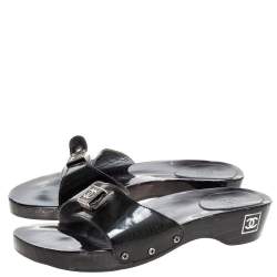 مملوكة مسبقًا صندل سلايدز شانيل كلوغ خشبي فينتدج جلد لامع أسود مقاس 41