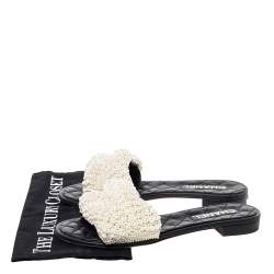 Pre Owned صندل فلات شانيل سلايد جلد أسود لؤلؤ صناعي مقاس 39