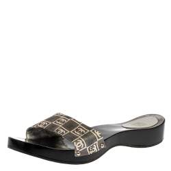 مملوكة مسبقًا Chanel Grey/White CC Logo Print Satin Wooden Clog Slides Size 41